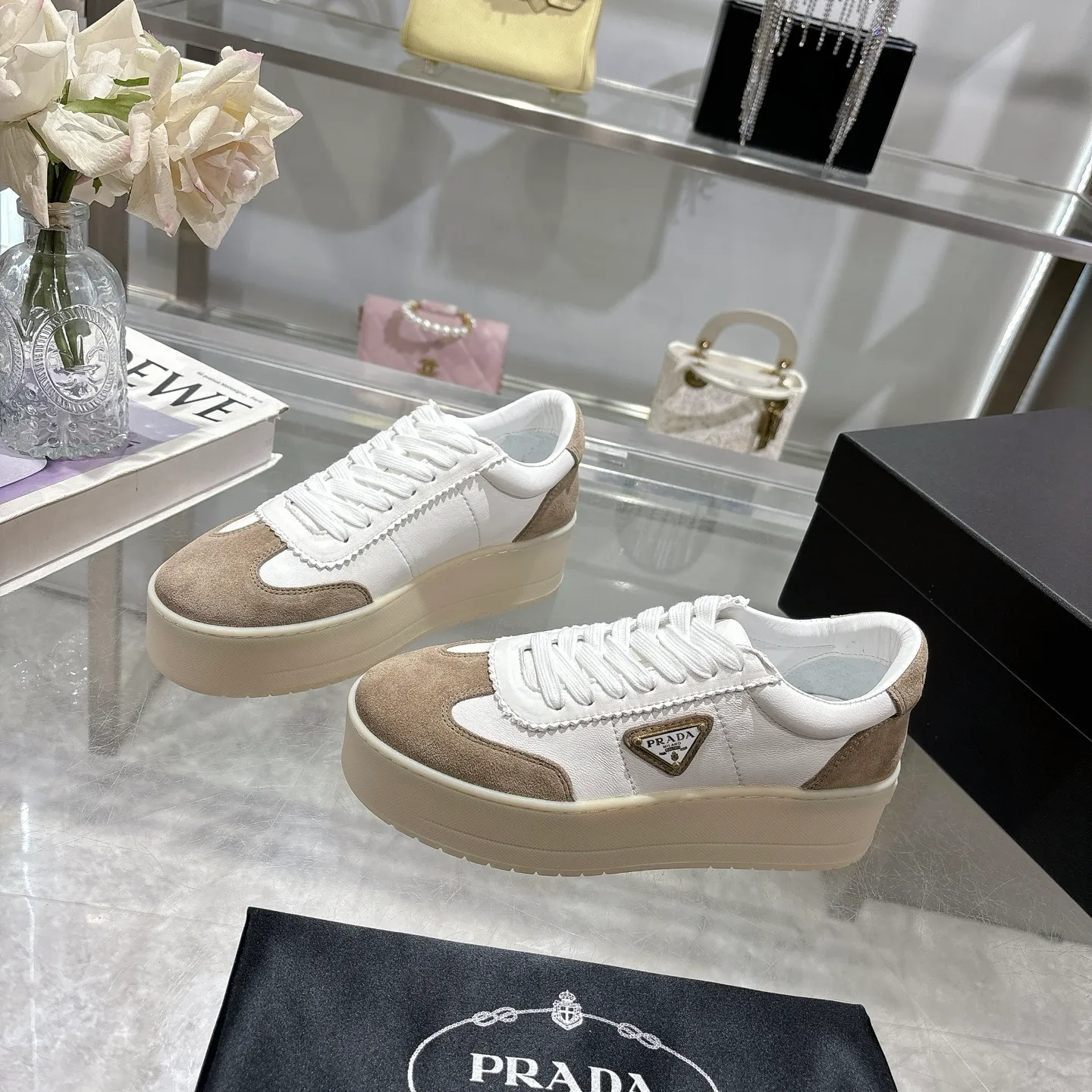 👟👟Ex-factory price 540👟👟 Prada 25 new thick-soled casual sneakers. This sneaker continues the timeless silhouette and is a new classic item. Crafted from leather to enhance style. The style is light, with a triangle buckle logo and a 5CM thick sole. It is suitable for all seasons and can be matched with all kinds of casual styles. In an era where various styles are full of attention, the most long-term companion and the one that captures people's hearts bit by bit is undoubtedly the white shoe. Fabric: Cowhide Lining: Sheepskin Outsole: Original TPU two-color outsole Sole thickness: 5CM Size female 35-40